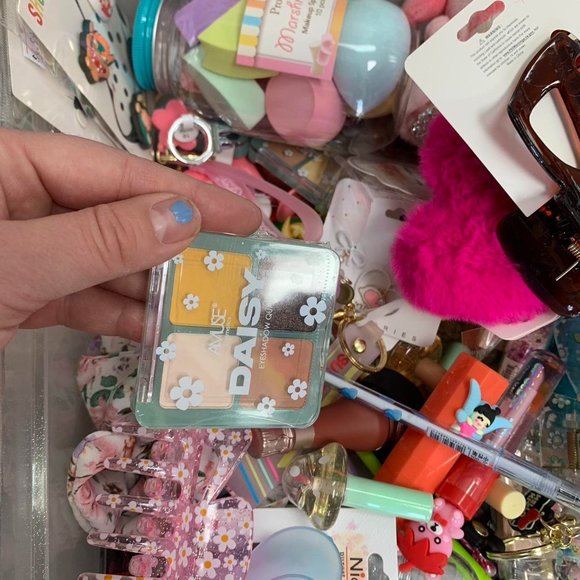 Mystery Bag with novelty accessories and jewelry - Picture 4 of 7